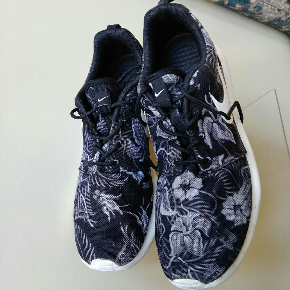 🎇HOST PICK🎇 Nike Rocherun Print CoolGrey floral